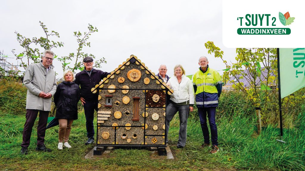 de aanwezigen klankbordgroepleden en de wethouder poseren bij het insectenhotel