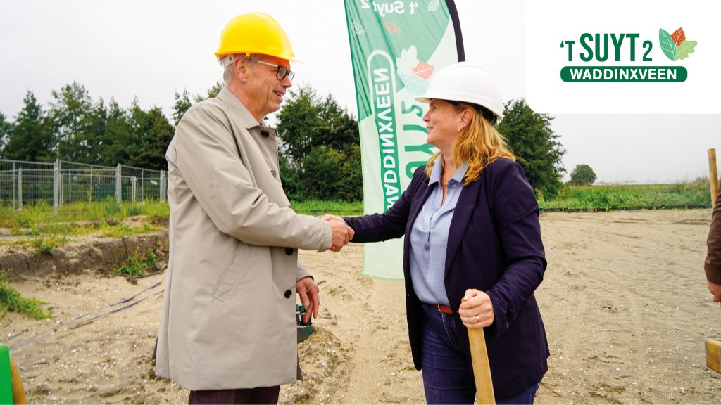 wethouder Kerssies en Susan van der Steen (Woonpartners) schudden elkaar de hand