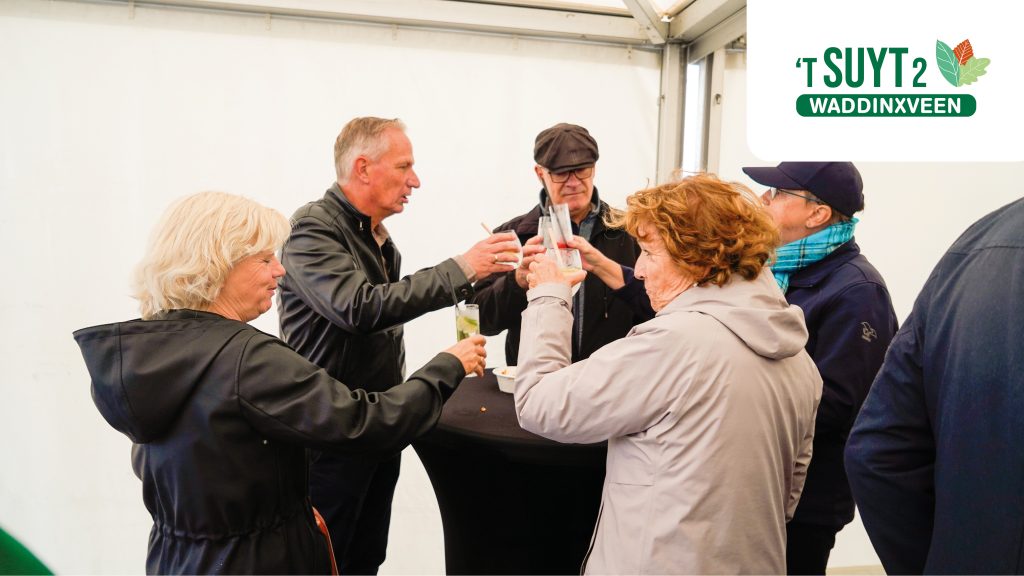 omwonenden proosten in een tent