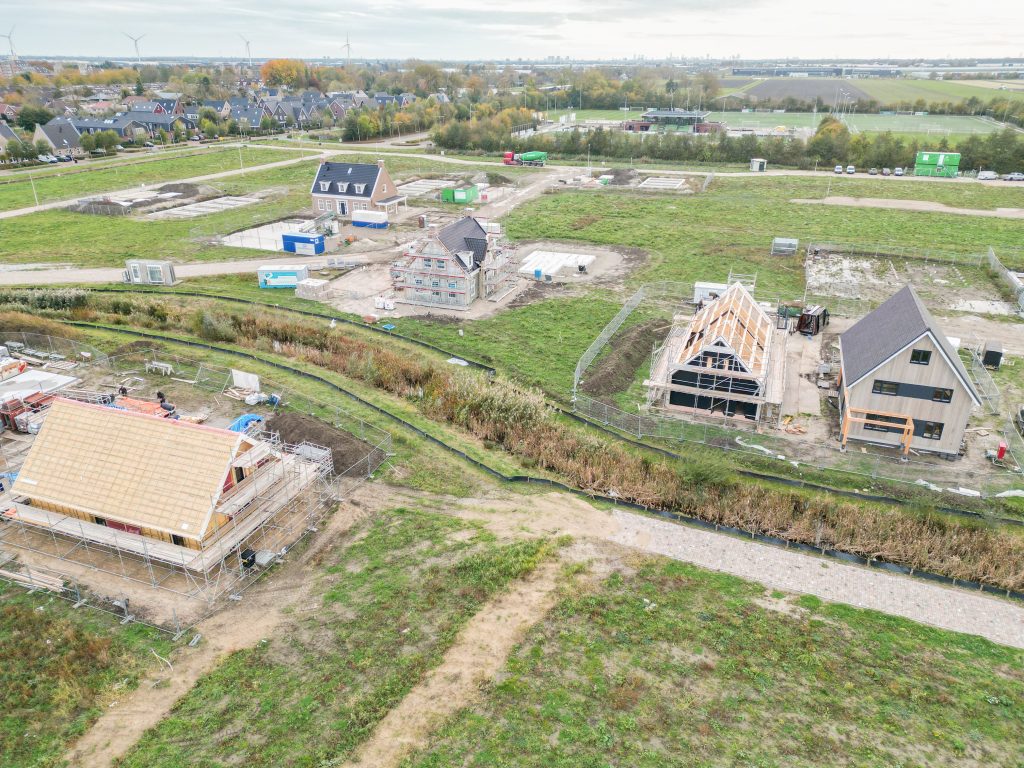 Luchtfoto van ’t Suyt 2, waarop woningen in aanbouw te zien zijn.