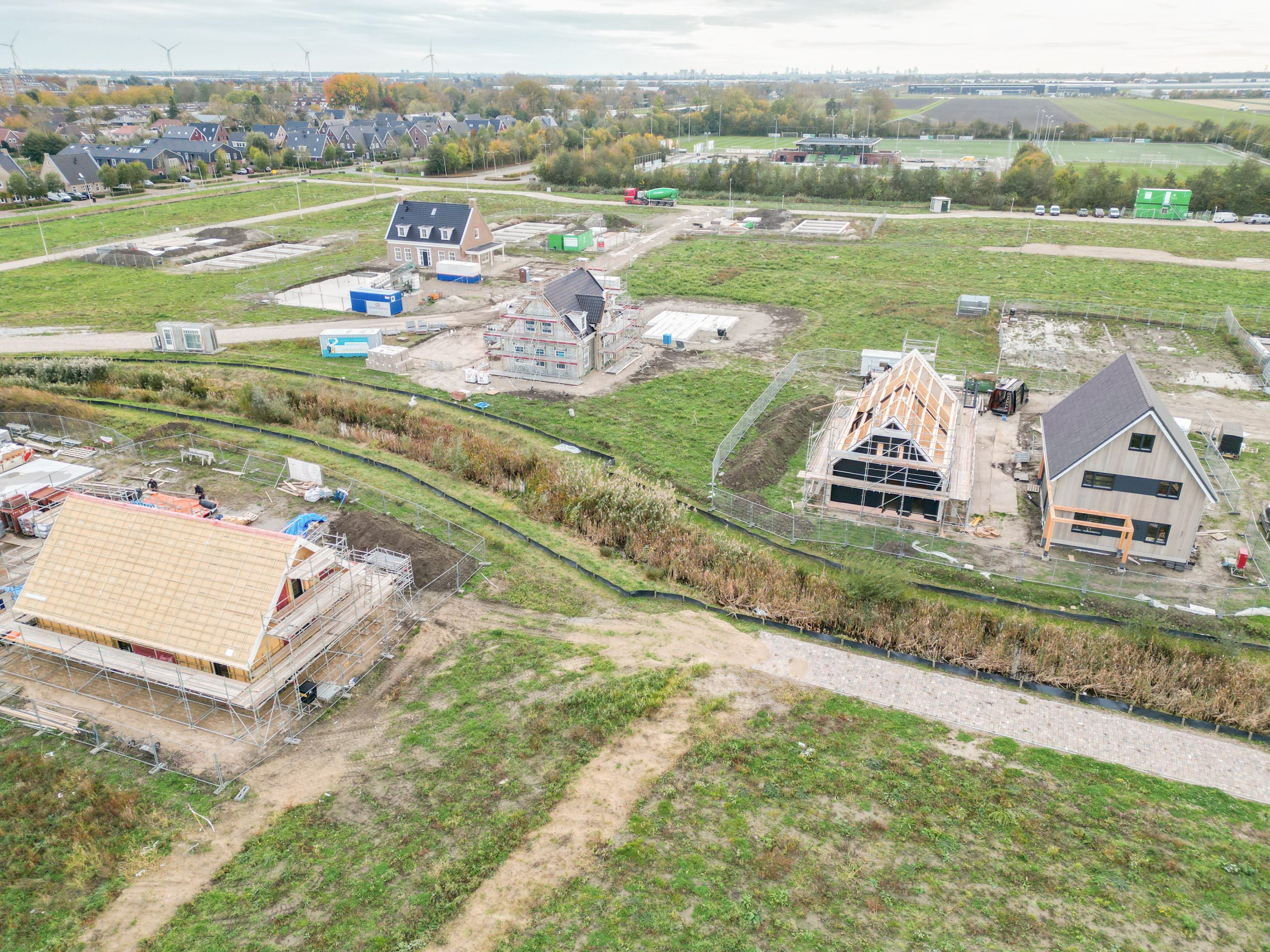 Luchtfoto van ’t Suyt 2, waarop woningen in aanbouw te zien zijn.