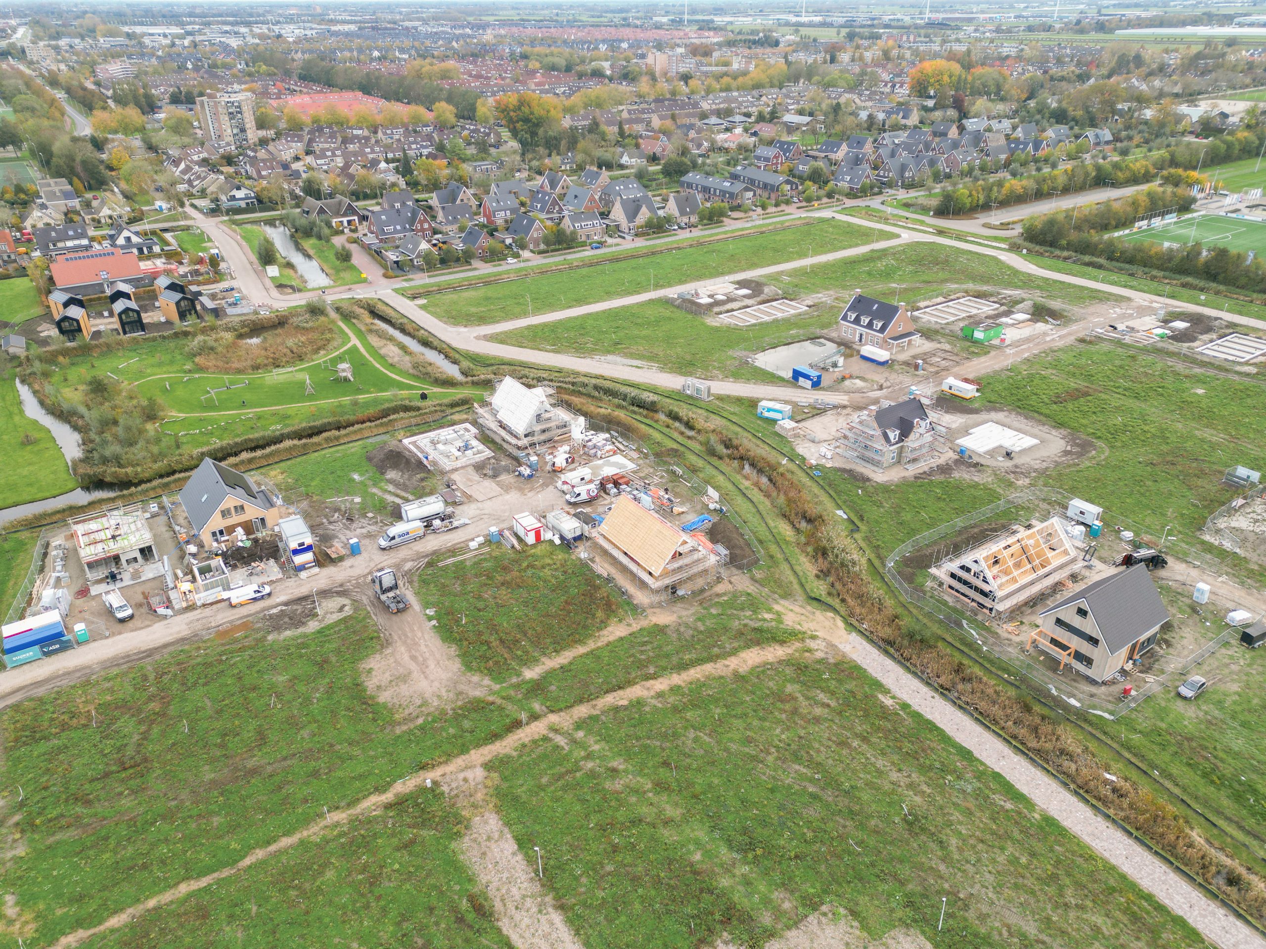 Luchtfoto van gebied ’t Suyt 2, met vooraan woningen die in aanbouw zijn.