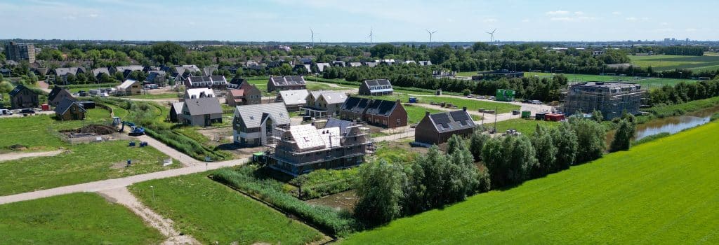 Luchtfoto van ’t Suyt 2, waarop woningen in aanbouw te zien zijn.