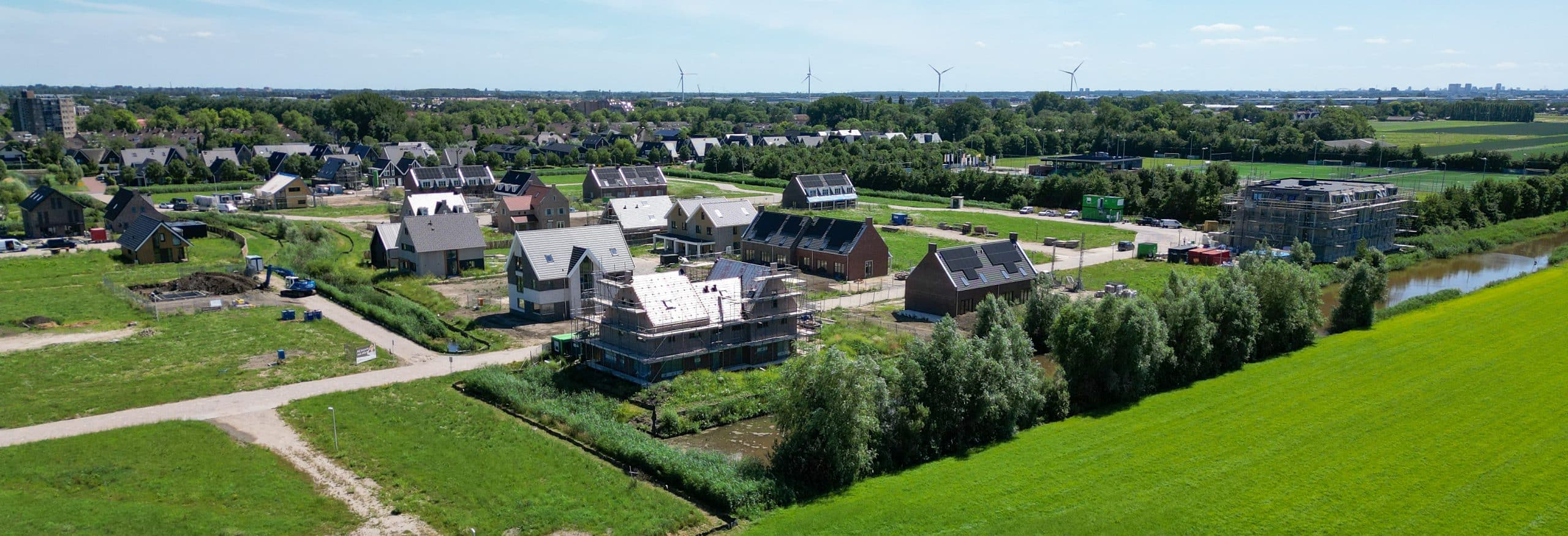 Luchtfoto van ’t Suyt 2, waarop woningen in aanbouw te zien zijn.