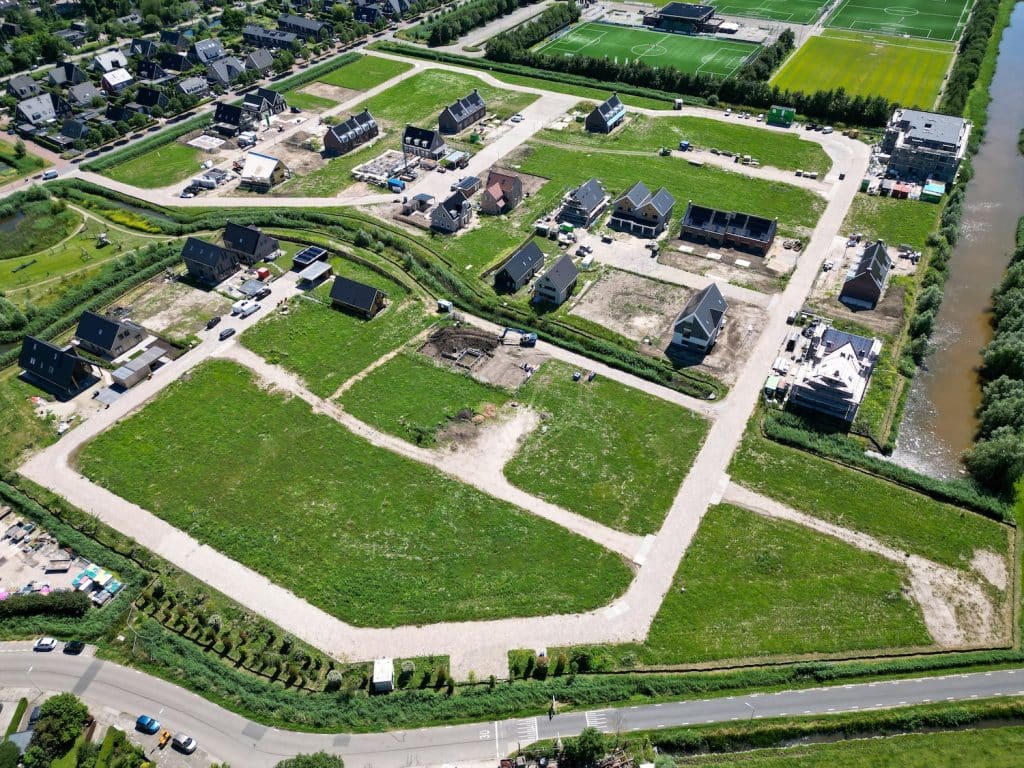 Luchtfoto van gebied ’t Suyt 2, met vooraan woningen die in aanbouw zijn. 
