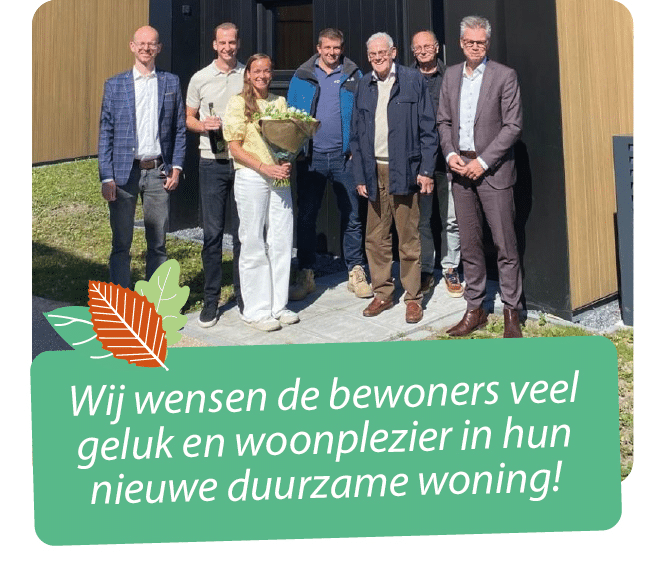 Groepsfoto van zeven mensen bij de oplevering van de Tiny Houses 'De Zes Florijnen' in Waddinxveen.